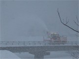 上島橋を除雪隊が行く