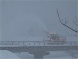 上島橋を除雪隊が行く