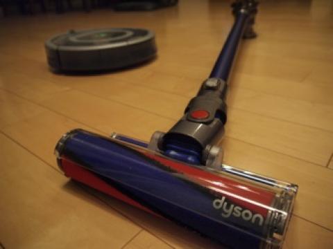 ルンバの最強の相棒はスティック型掃除機かもしれない [Dyson DC74]