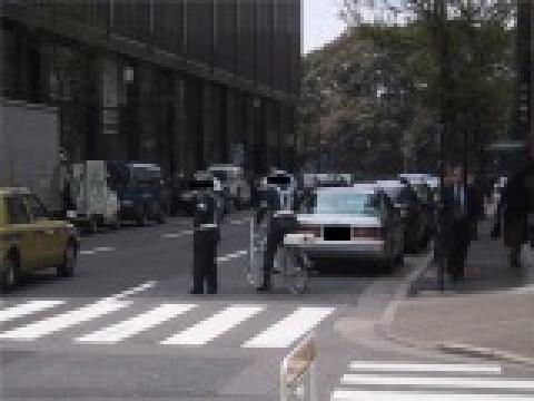 お弁当屋排除のため「だけ」のご出動。ちなみに道路の右側の駐停車は道路交通法違反です。(4/3撮影)