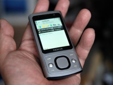 それでもキャンディバー携帯が好き [Nokia 6700 Slide]