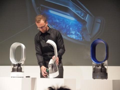 女性が 15 人のディズニー キャラクターに変身する様子をご覧ください