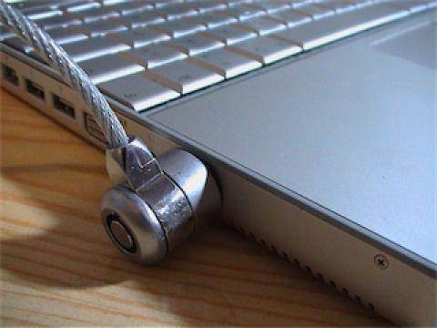 新しいファッション？ iPadをズボンに突っ込んで持ち歩いていた男性が逮捕される